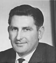 Schwarzweißaufnahme aus den 1950er-Jahren: Ewald Mäule in Anzug und Krawatte, im Halbprofil